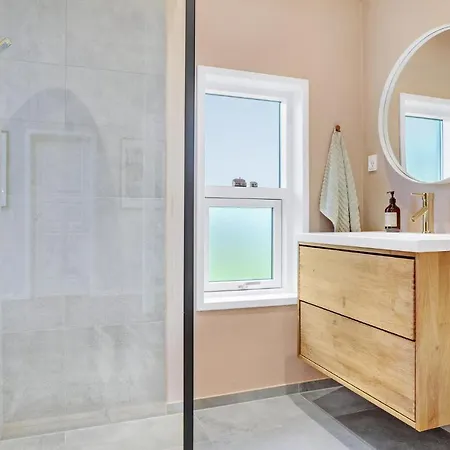 Stunning In With 3 Bedrooms And Internet *