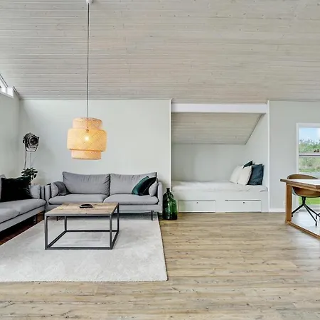 Stunning In With 3 Bedrooms And Internet *
