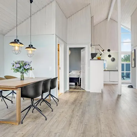 Stunning In With 3 Bedrooms And Internet Jerup